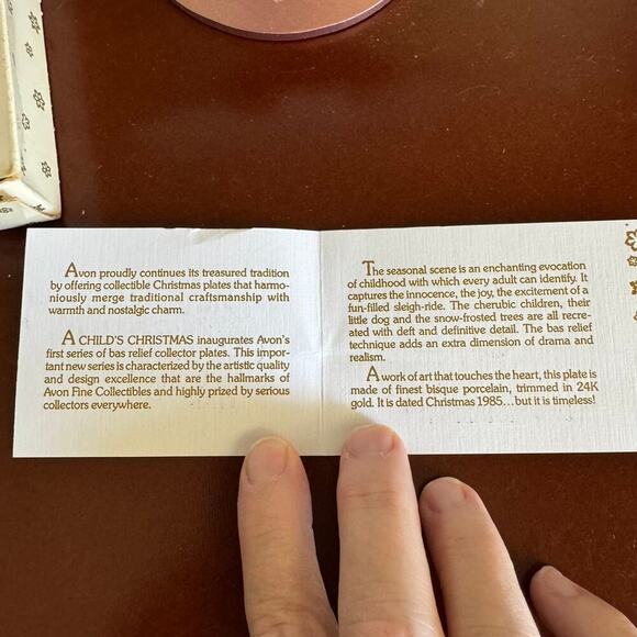 AVON "A CHILD'S CHRISTMAS" PORCELAIN PLATE TRIMMED WITH 24K GOLD - Picture 3 of 4